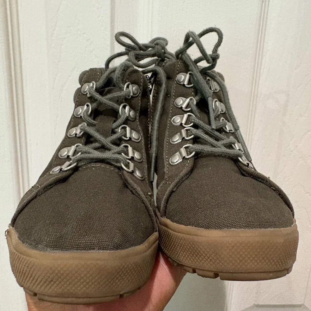 Kids‎ Sneaker Boots with Side Zipper and Chunky Sole Olive Size 10